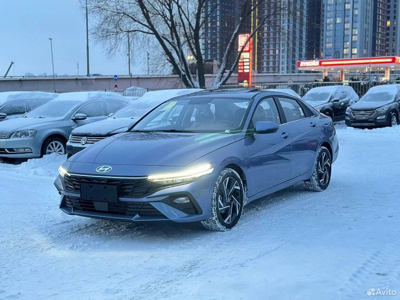 В продаже в России появилась Hyundai Elantra 2024. Цена машины со 115-сильным мотором и вариатором – всего 2,1 млн рублей, но отдельно придется заплатить утильсбор